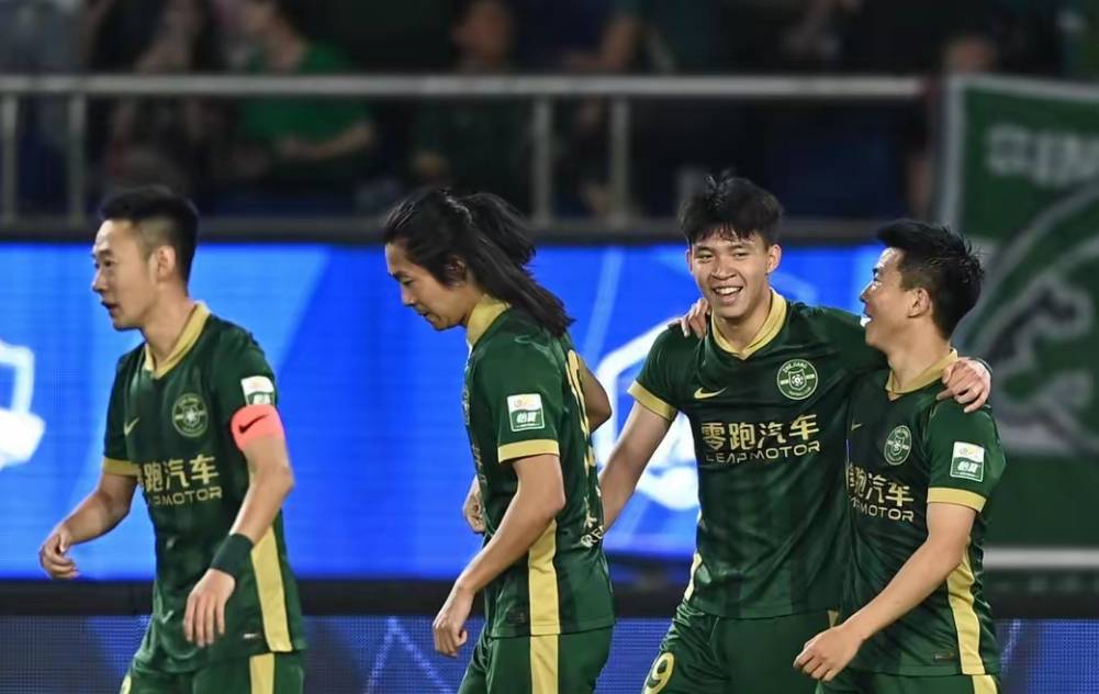中超-米特里策首秀2射1传王钰栋破门伤退浙江3-0完胜海牛