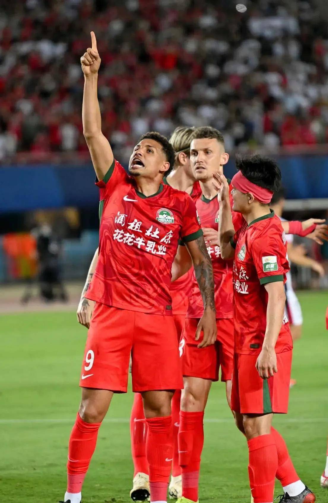 中超-何超乌龙送礼恩里克中点玉昆2-1逆转河南