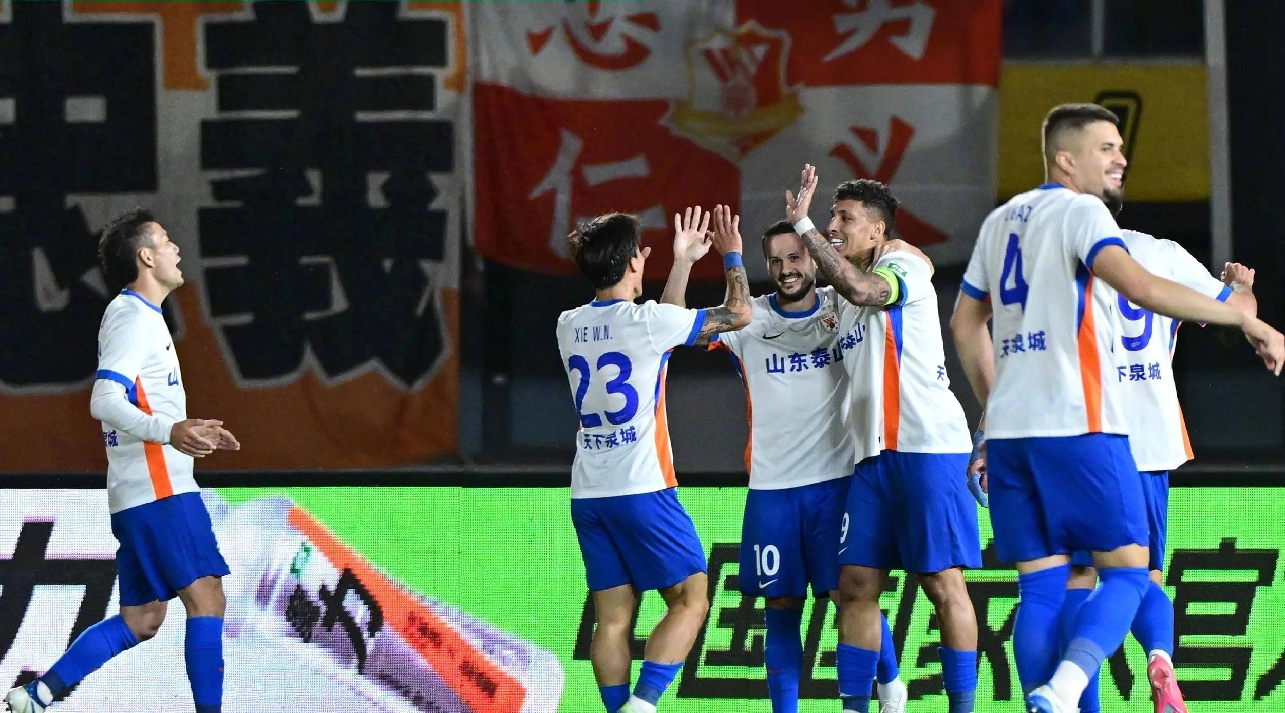 中超-帕拉西奥斯造2球图多列点射三镇2-1逆转胜新鹏城
