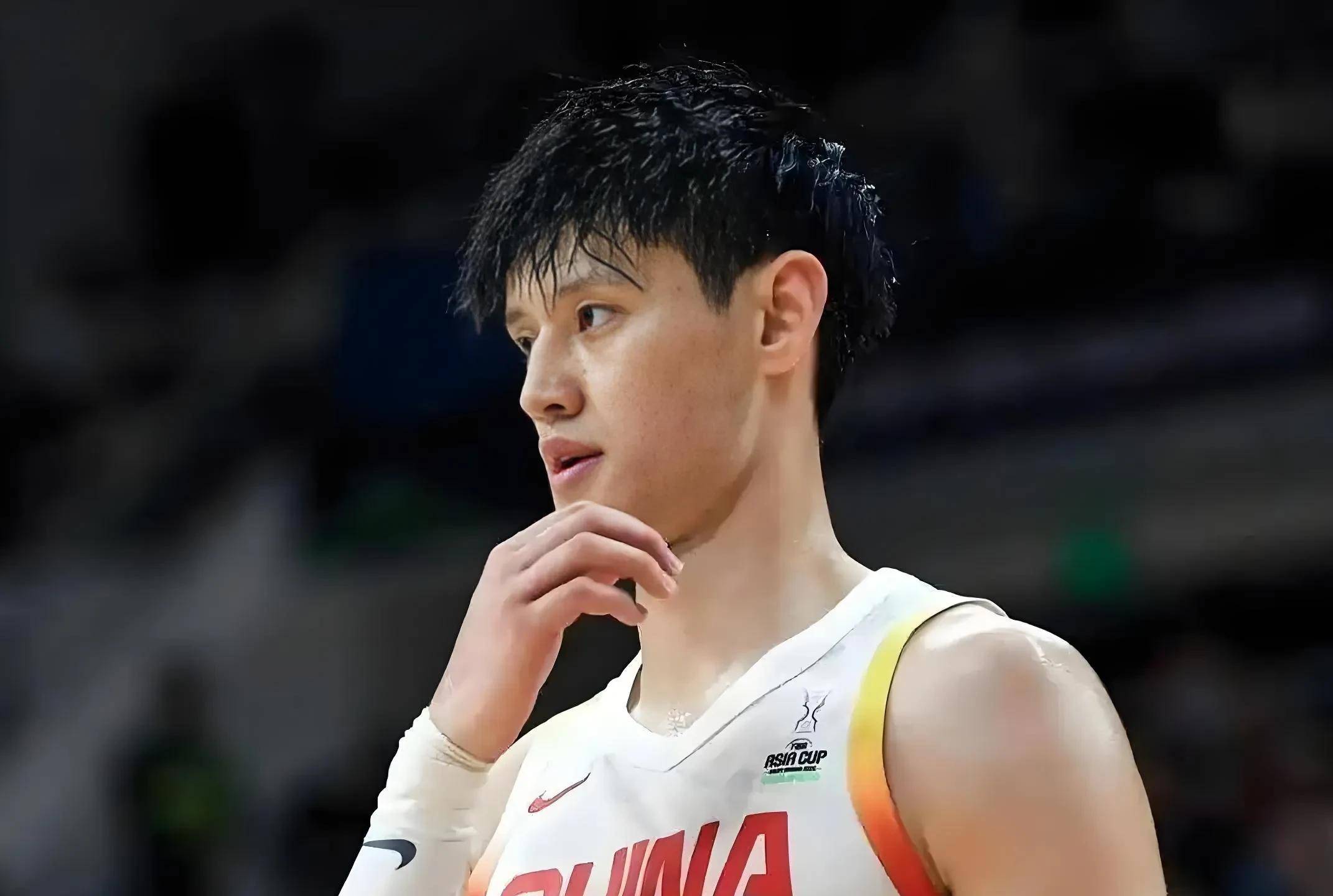 包含曾凡博因伤无缘亚洲杯，中国男篮：曾凡博返回俱乐部进行康复的词条