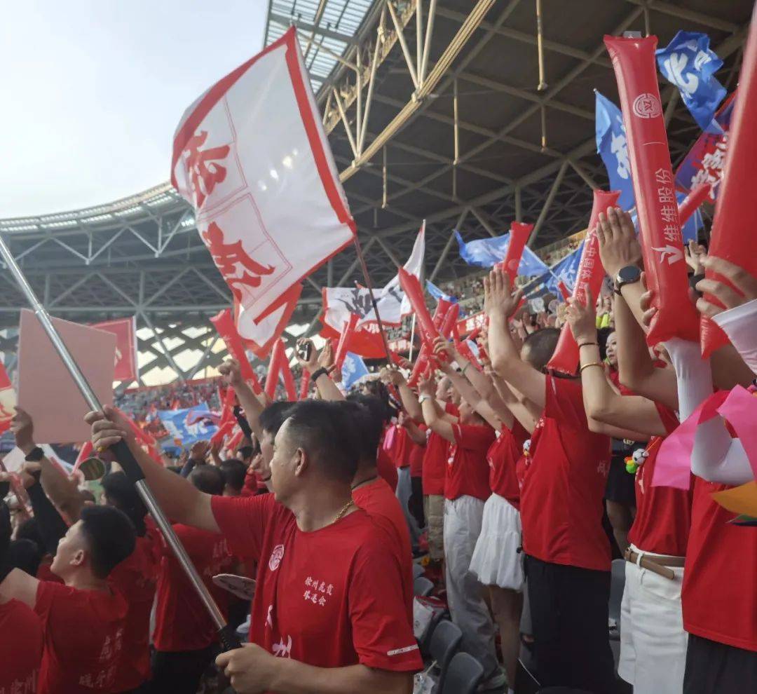 精彩比赛场面，球迷欢呼雀跃