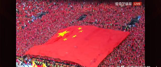 国内足球比赛场面火爆，引无数球迷狂热