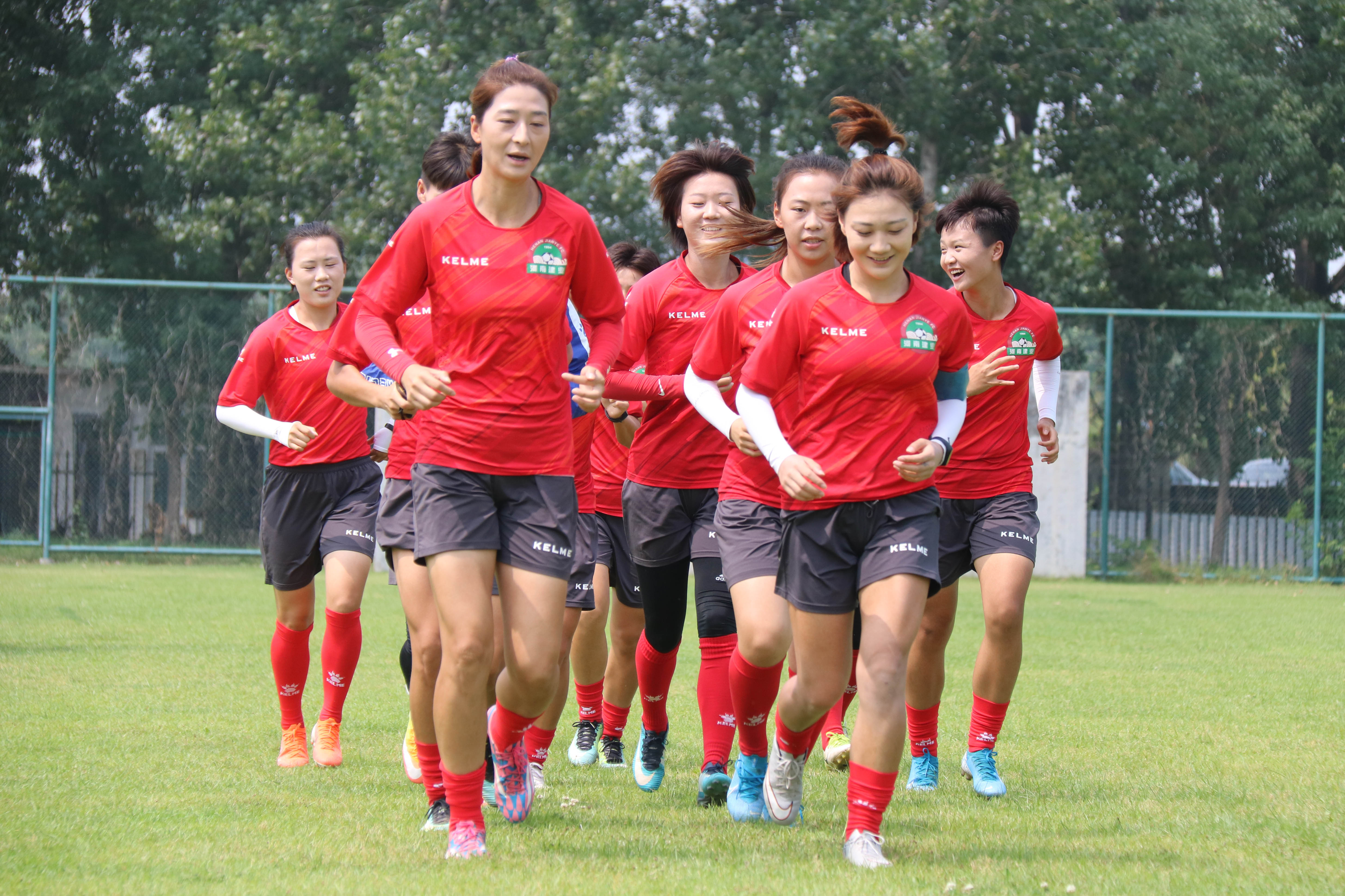 以色列女足八天连战八场：团结拼搏无畏色