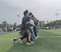 精彩比赛一触即发，球队齐心协力加油的简单介绍
